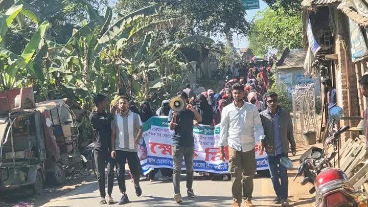 আত্রাইয়ের ফুটবলারদের উপর হামলার প্রতিবাদে বিক্ষোভ